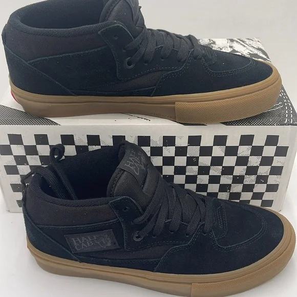 Vans WMNS Skate Half Cab Black/Gum
VN0A5FCDB9M
Sneakers - Picture 2 of 16